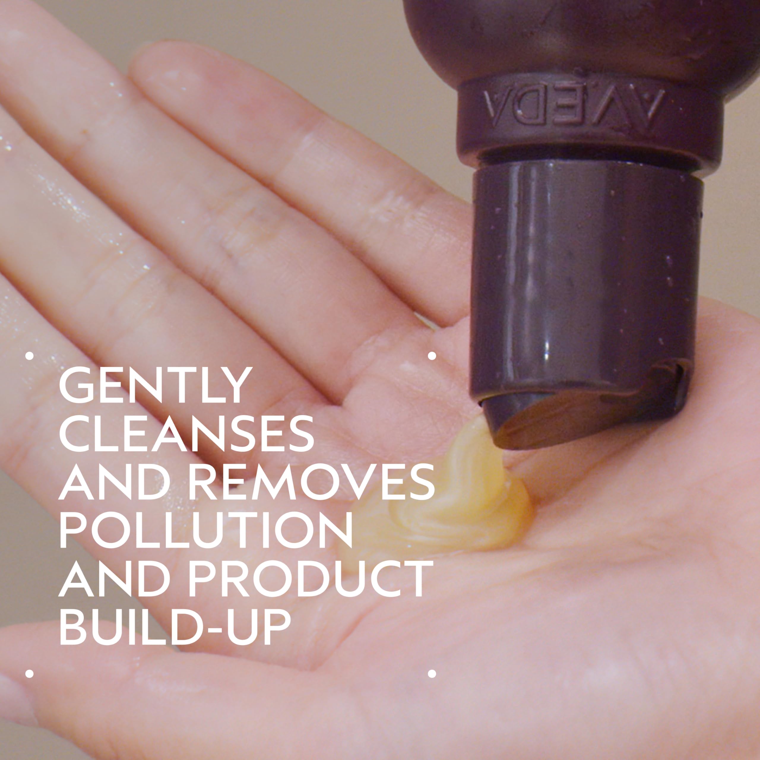 Aveda Invati Ultra Exfoliante Cabello Fino aporta brillo y limpieza suave.