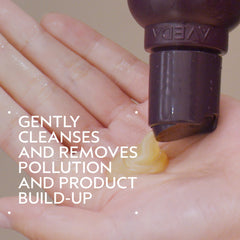 Aveda Invati Ultra Exfoliante Cabello Fino aporta brillo y limpieza suave.