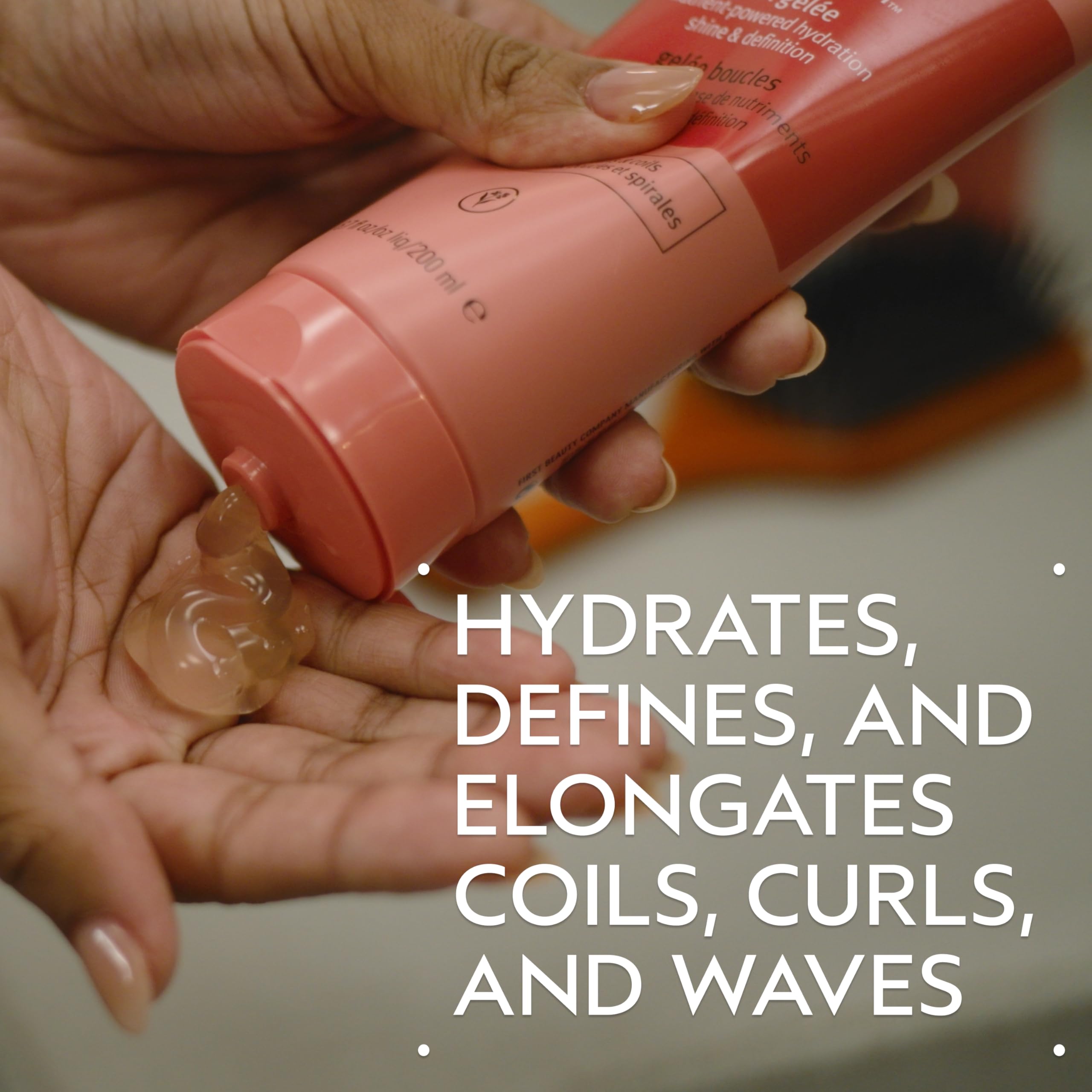 Nutriplenish Curl Gelée muestra textura suave para rizos definidos y con hidratación.