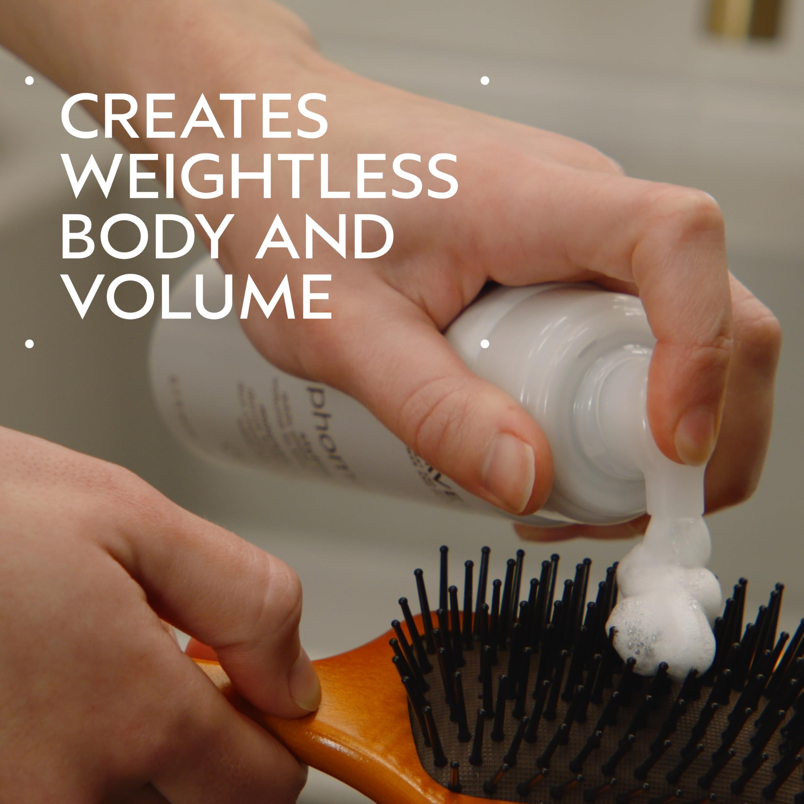 Aplicación manual de Phomollient de Aveda para cabello húmedo.