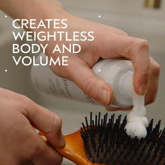 Aplicación manual de Phomollient de Aveda para cabello húmedo.