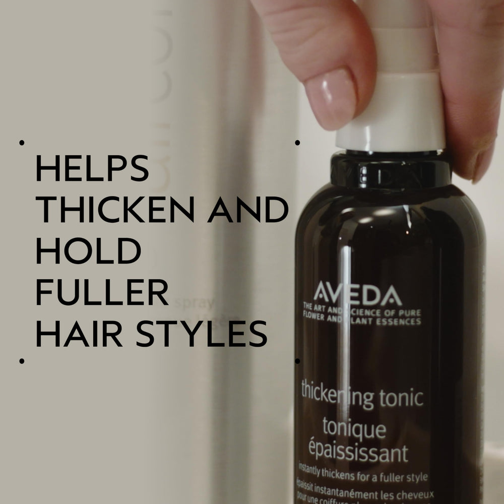 Aplicación en la raíz con Aveda Thickening Tonic para mayor cuerpo.