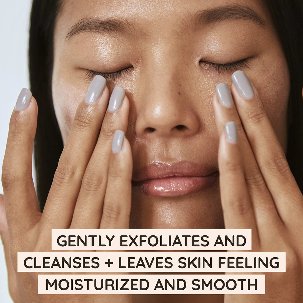 Textura cremosa del exfoliante Aveeno Calm + Restore para exfoliar suavemente.