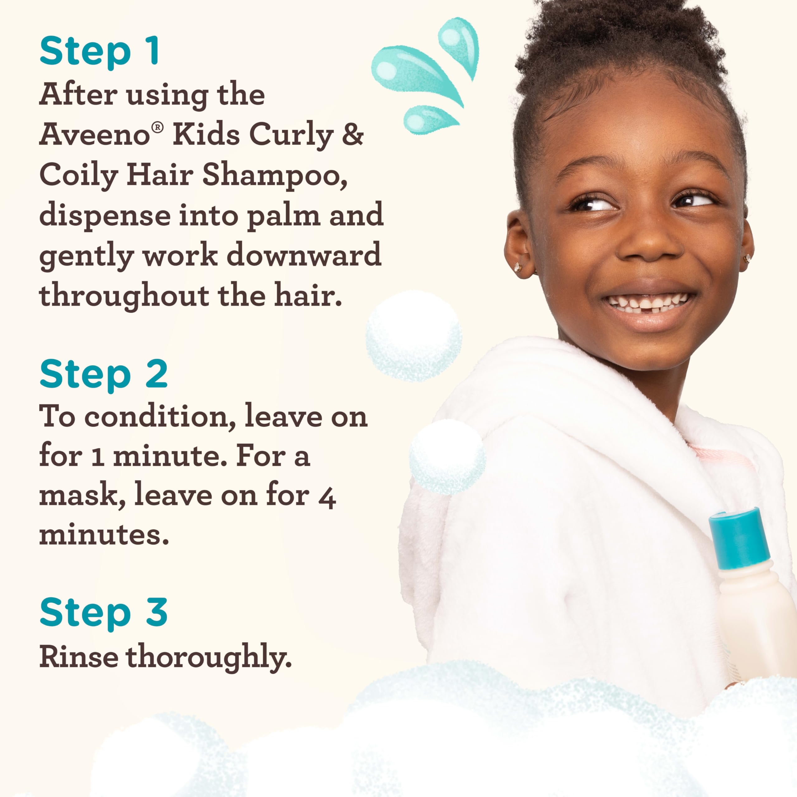 Aplicación suave del acondicionador Aveeno Kids en cabello rizado.