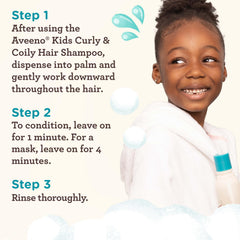 Aplicación suave del acondicionador Aveeno Kids en cabello rizado.