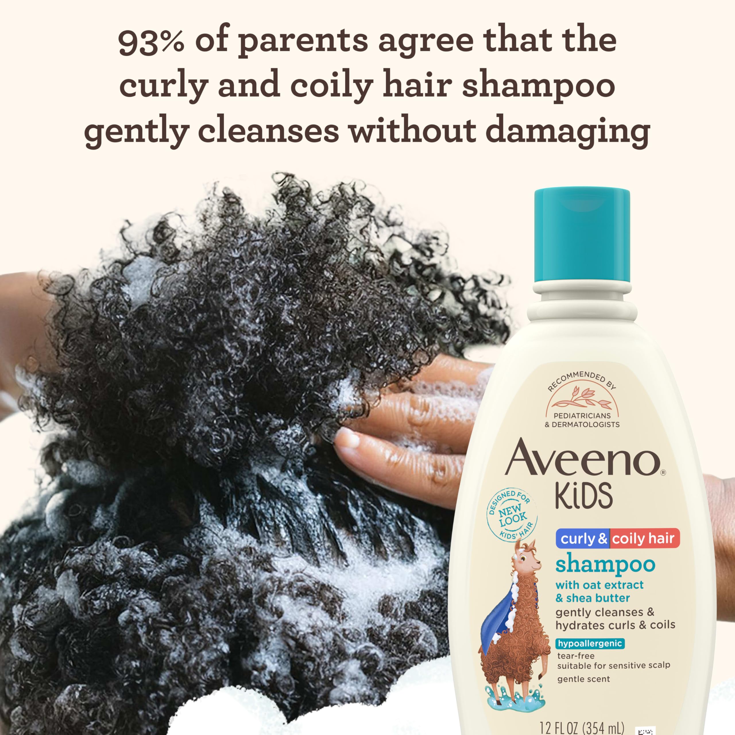 Rizos definidos durante el lavado con Aveeno Kids Curly & Coily Hair Shampoo.