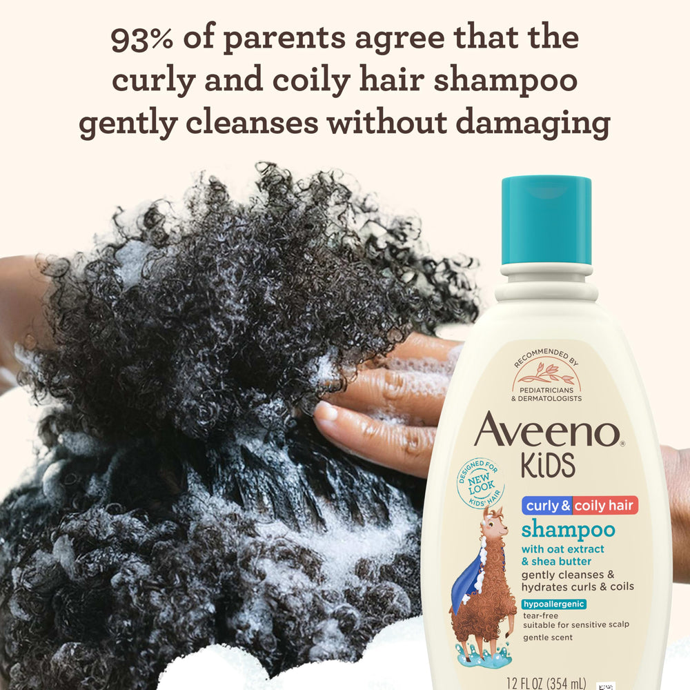 Rizos definidos durante el lavado con Aveeno Kids Curly & Coily Hair Shampoo.