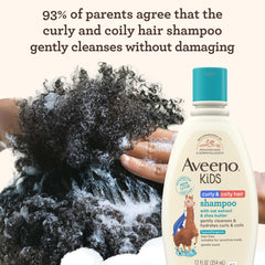 Rizos definidos durante el lavado con Aveeno Kids Curly & Coily Hair Shampoo.