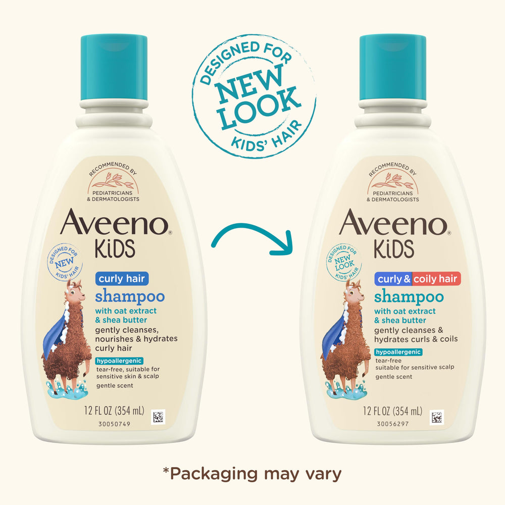 Aplicación del Aveeno Kids Curly & Coily Hair Shampoo, espuma ligera en cabello rizado.