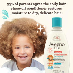 Textura cremosa del acondicionador Aveeno Kids para rizos definidos y manejables.