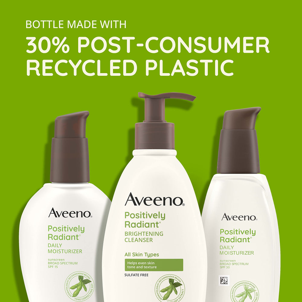 Espuma suave de Aveeno sobre la palma para limpieza facial