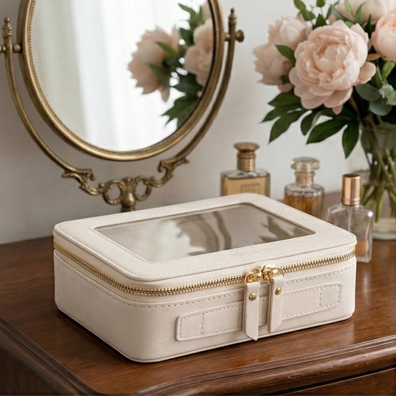 Aveniee Daily-use bag keeps skincare essentials within reach.
