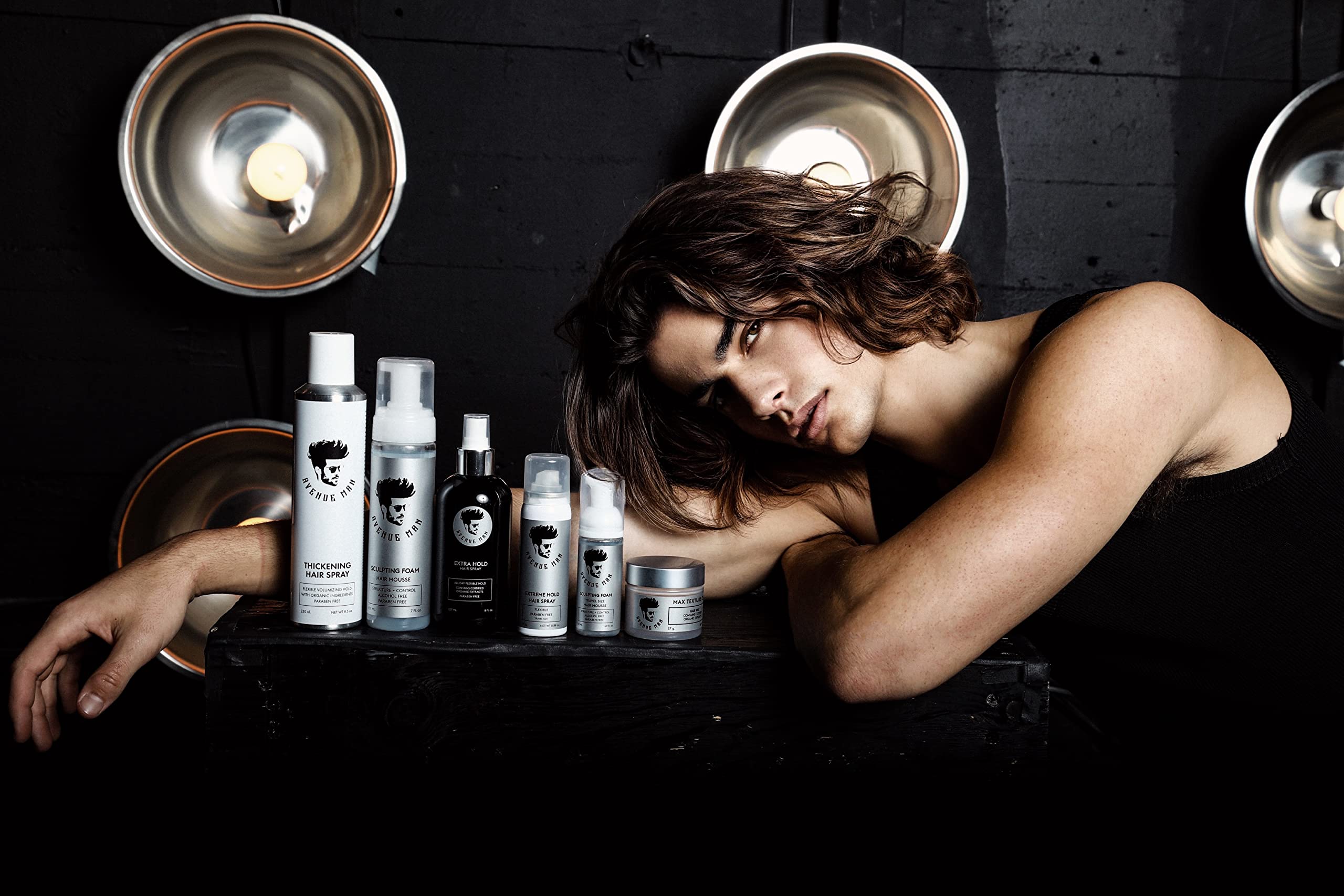 Avenue Man Espuma Modeladora aporta brillo suave para un look natural.