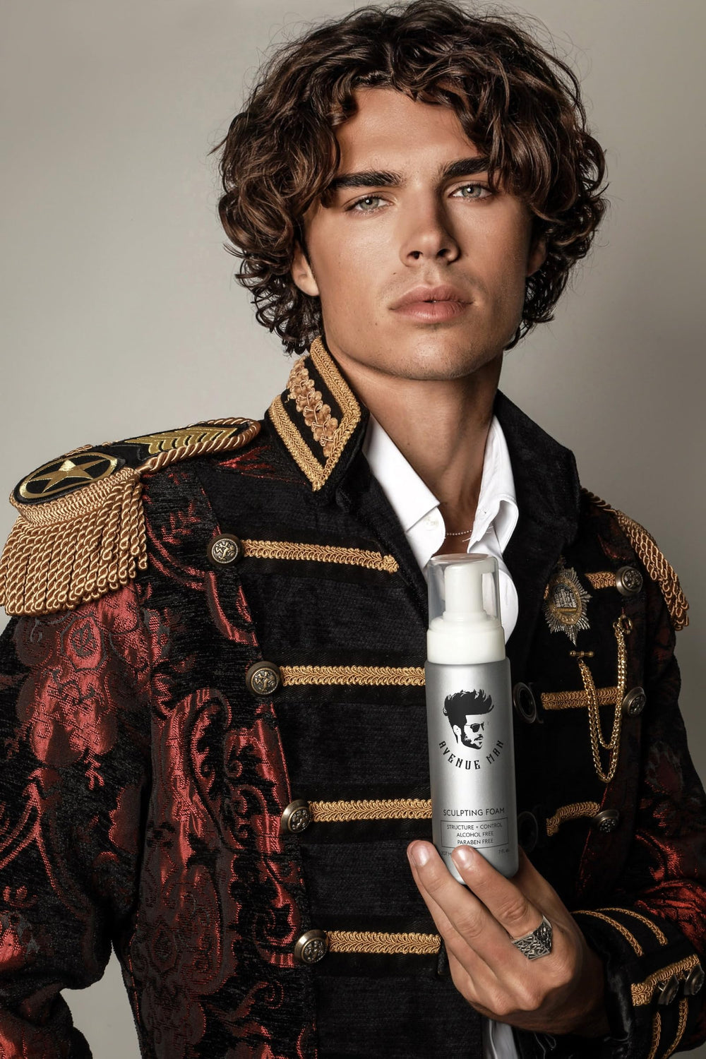 Avenue Man Espuma Modeladora nutre con ingredientes herbales y aporta brillo suave.