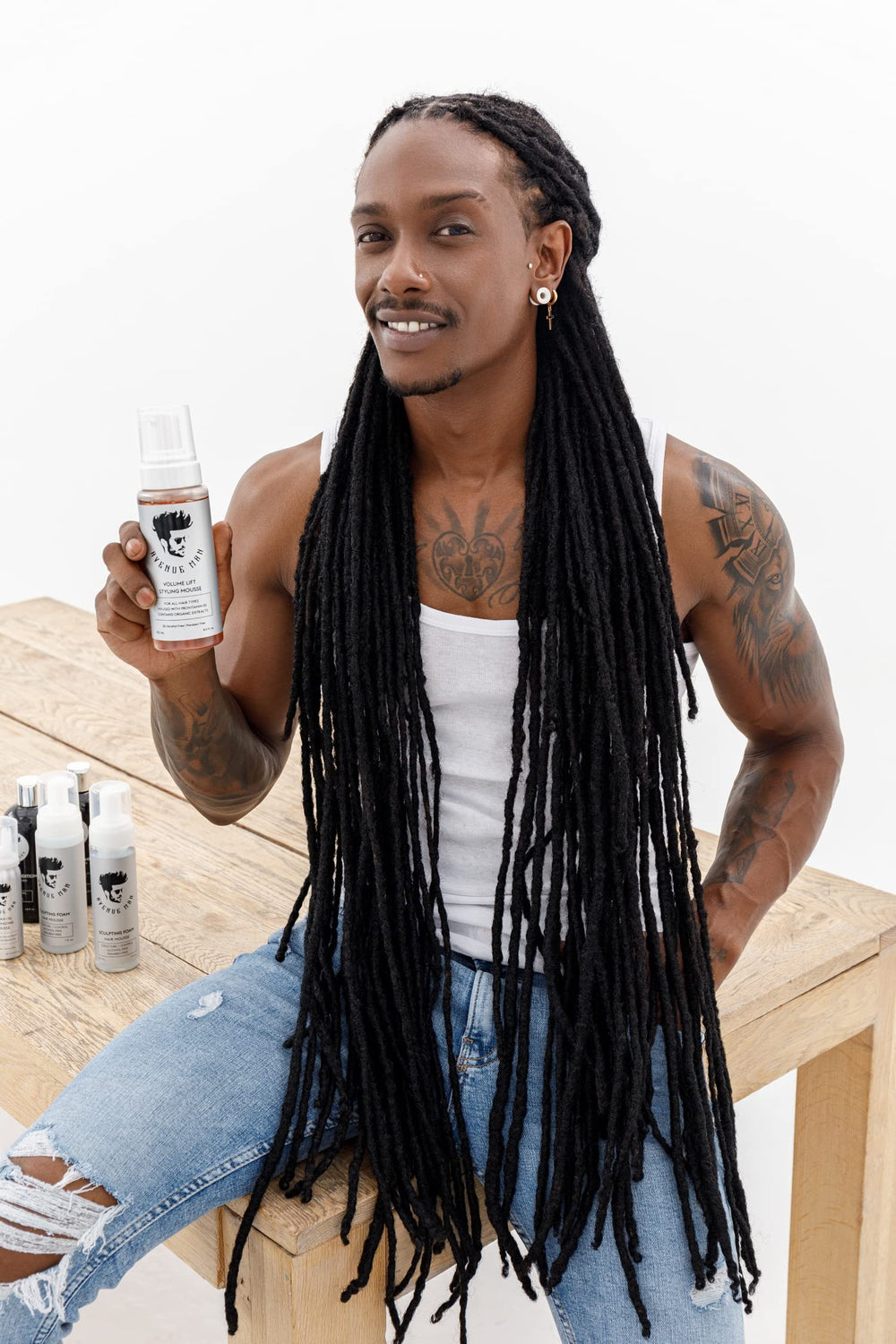 Aplicación rápida de Avenue Man Volume Lift Mousse para la rutina.