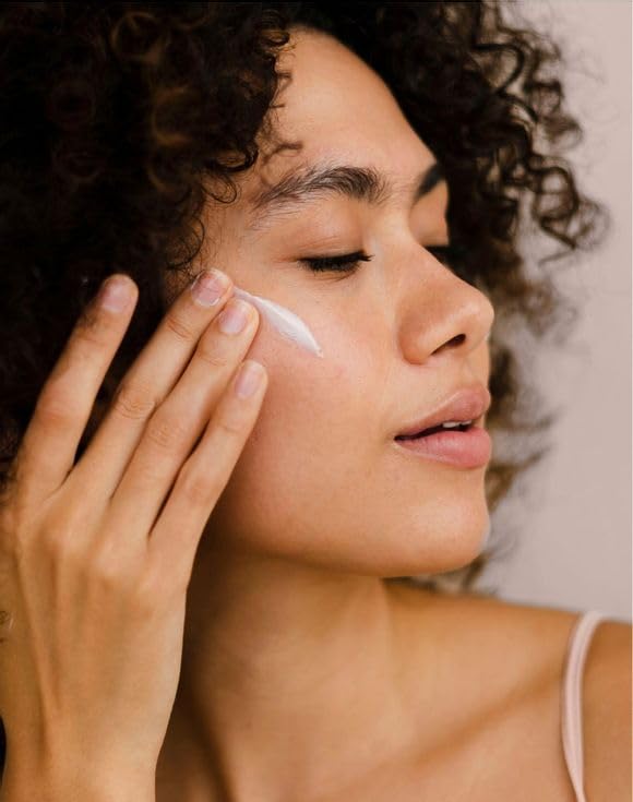 AVON aplicación suave de crema en manos, facilita hidratación diaria.