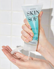 Fragancia herbal fresca acompaña la experiencia de Avon Skin So Soft durante todo el día.