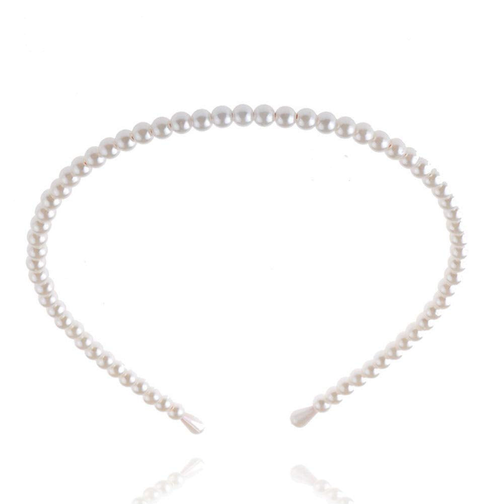 Aysekone diadema con perlas brillantes, resalta estilos elegantes para ocasiones especiales.