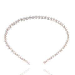Aysekone diadema con perlas brillantes, resalta estilos elegantes para ocasiones especiales.