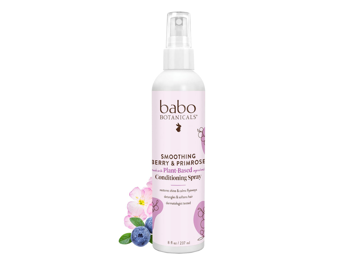 Atomizador acondicionador suave de Babo Botanicals en botella, ideal para desenredar y dar brillo diario.