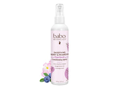 Atomizador acondicionador suave de Babo Botanicals en botella, ideal para desenredar y dar brillo diario.
