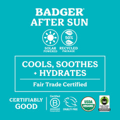 Aplicación en cuerpo del bálsamo AfterSun Badger para hidratación duradera