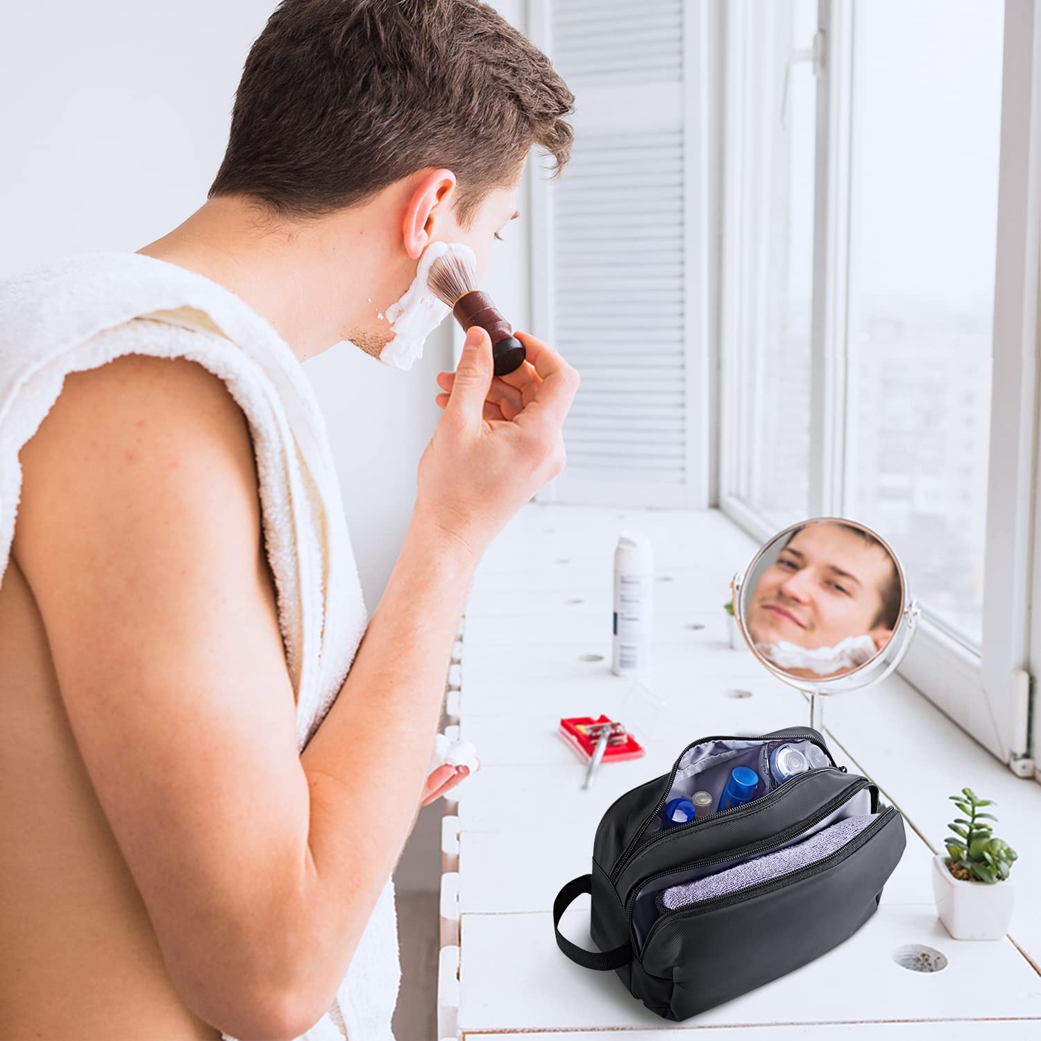 BAGSMART multifunctional travel bag doubles as a shaving kit or cosmetic pouch.