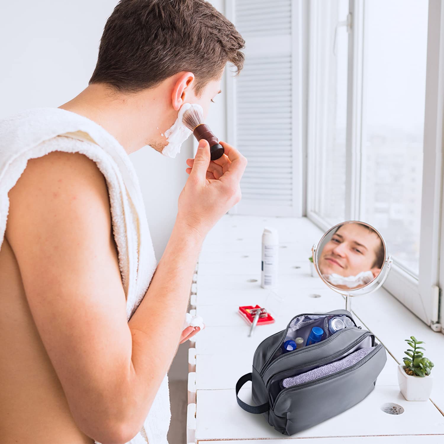 BAGSMART Toiletry Bag dual zipper closure for smooth opening.