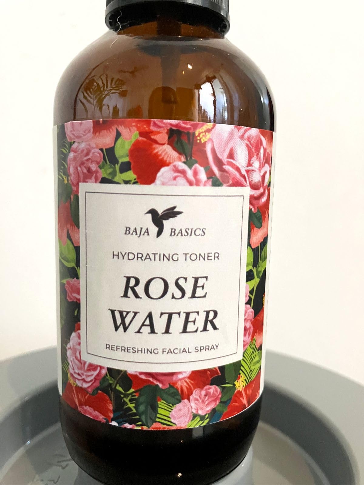 Uso diario para refrescar rostro y cabello con Baja Basics Rose Water Spray.