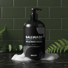 Ballsy Ballwash Charcoal, espuma cremosa para una ducha suave.