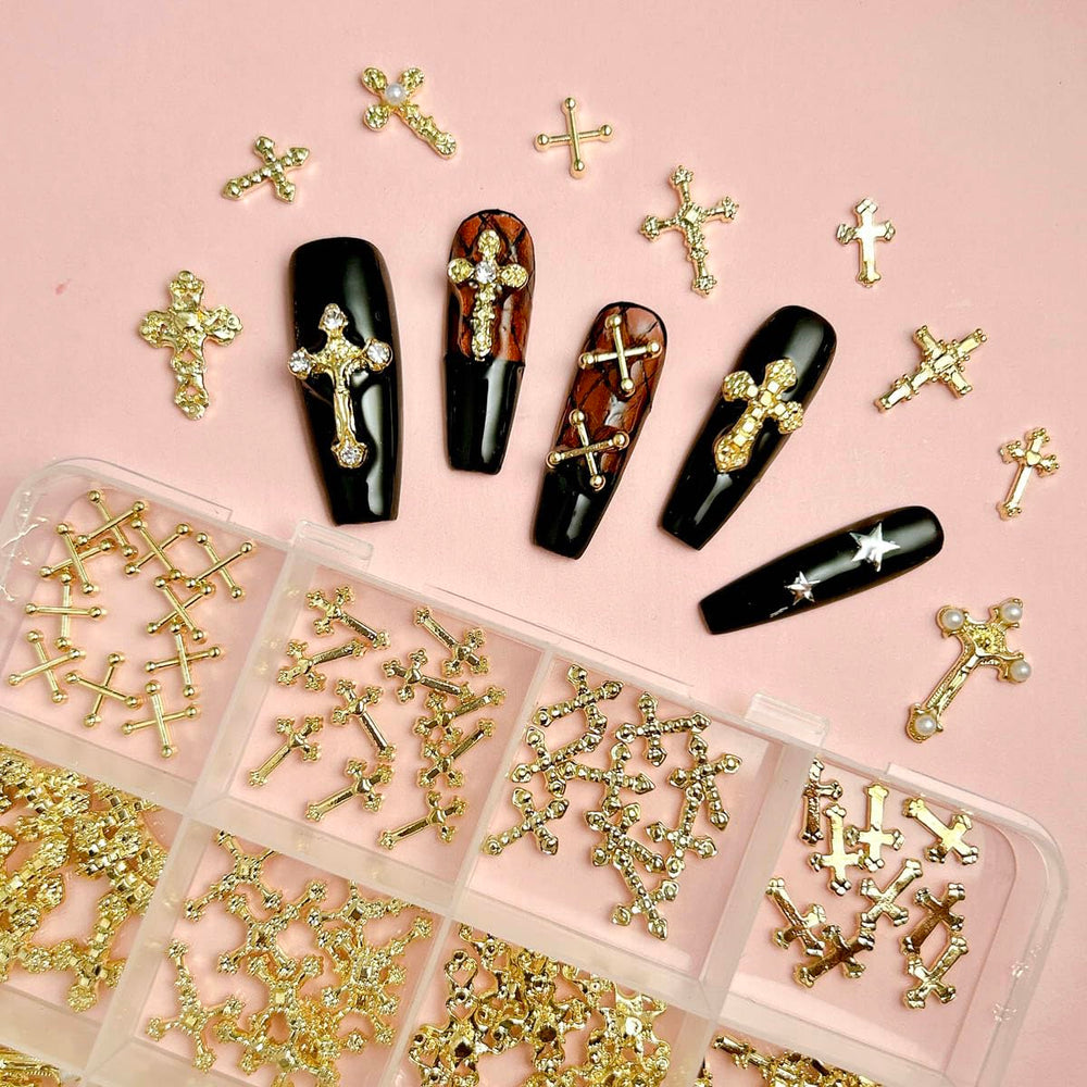BANA ART caja con 12 estilos de cruces doradas, ideal para personalizar manicuras.