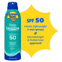 Banana Boat Sheer Sensitive Spray, repartir en manos para aplicar en rostro.