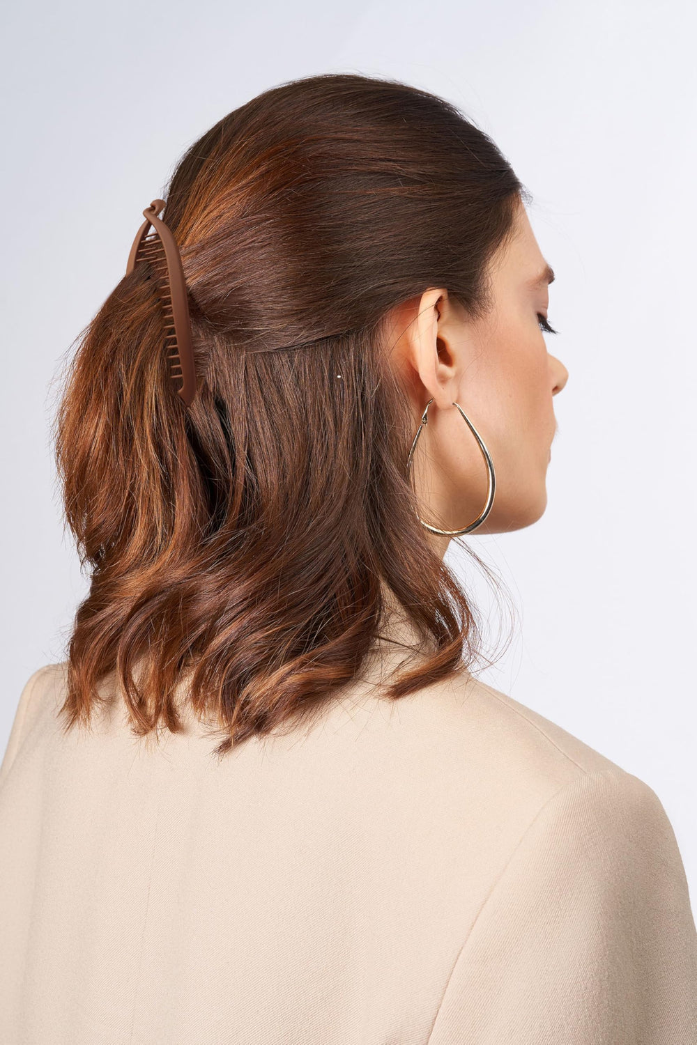 Uso sencillo: recoge el cabello en una cola con clip banana.