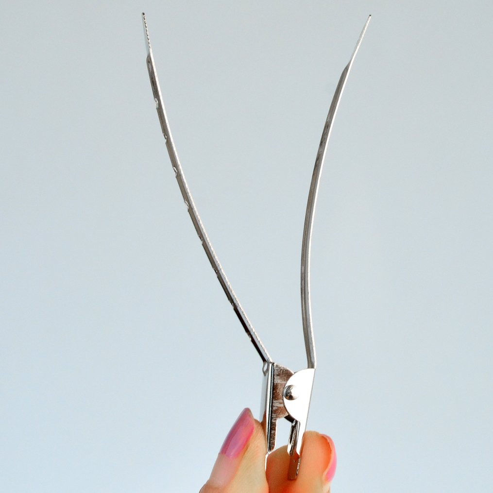 Bantoye detailed metal surface clip offers precise control in hair work.