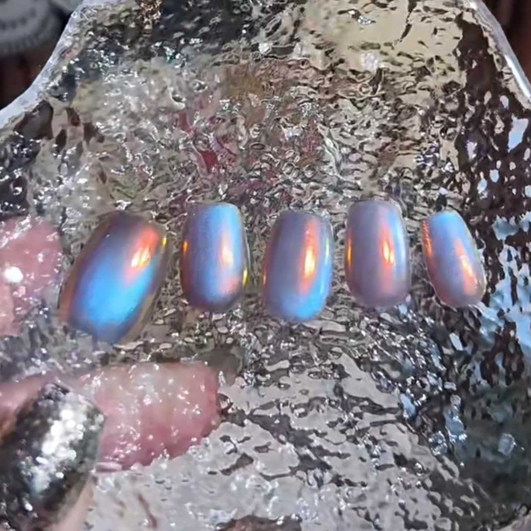 BEAUTNICE Chrome Nail Powder on acrylic nails for color-shifting chrome