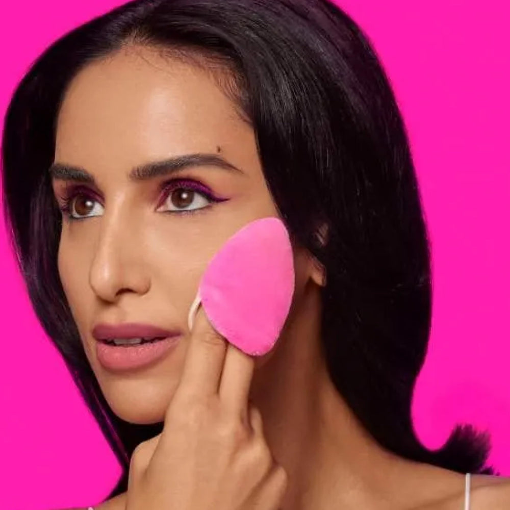 Beautyblender Pocket Puff helps prevent smudging by resting fingers during application.