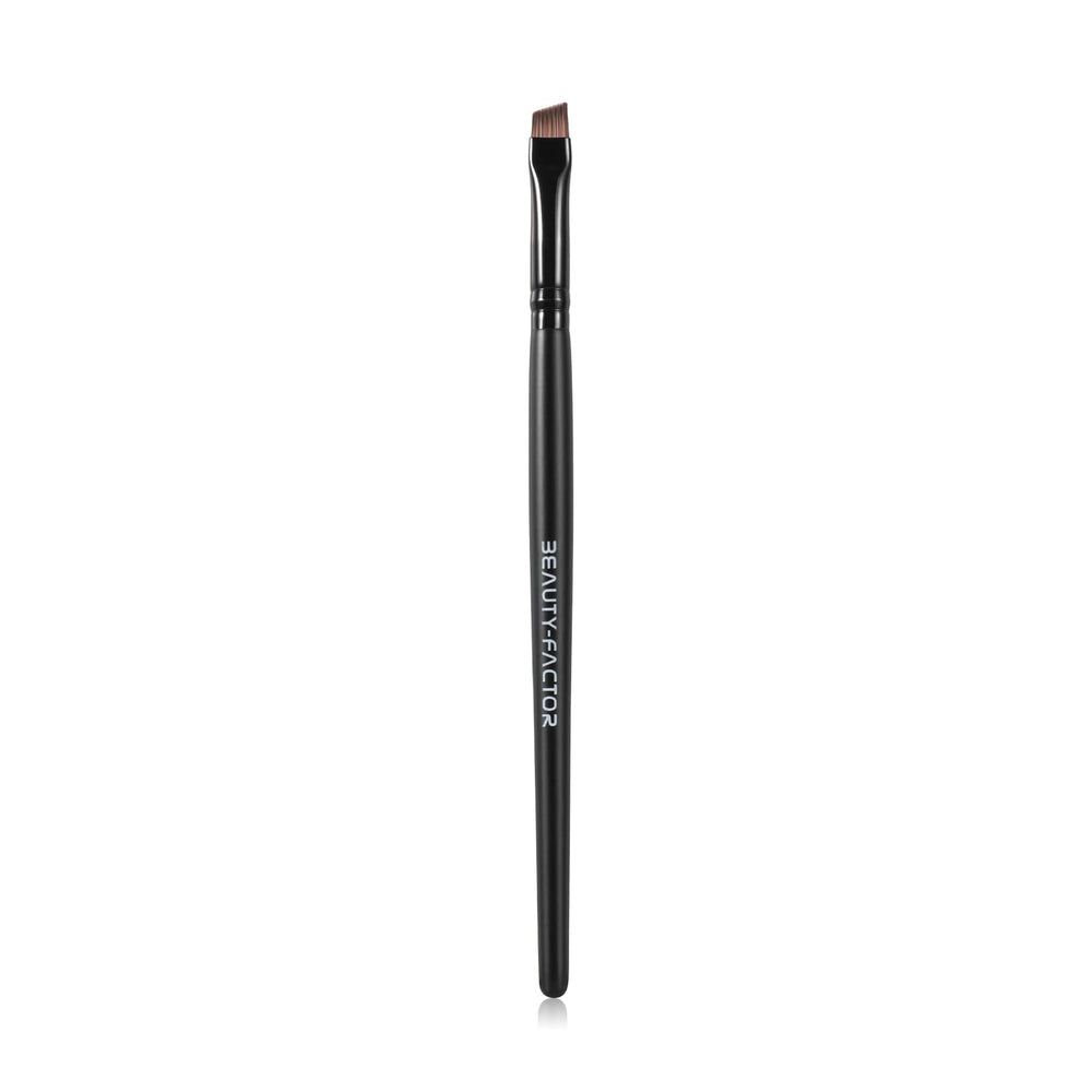 BeautyFactor angled eyeliner brush closeup demonstrates precise line control.