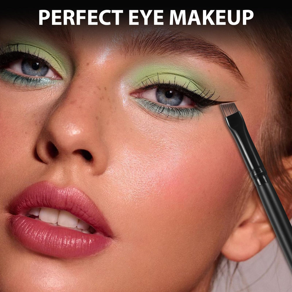 BeautyFactor angled eyeliner brush enhances detailed eye looks with ease.