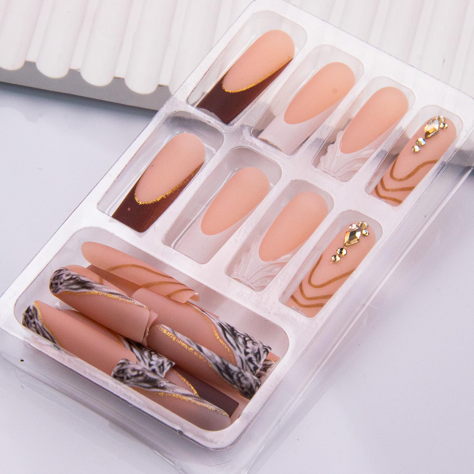 Beawth uñas con diseño de rayas otoñales para destacar