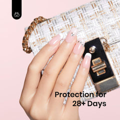 Aplicación bajo lámpara LED/UV para endurecimiento de uñas con duración prolongada.