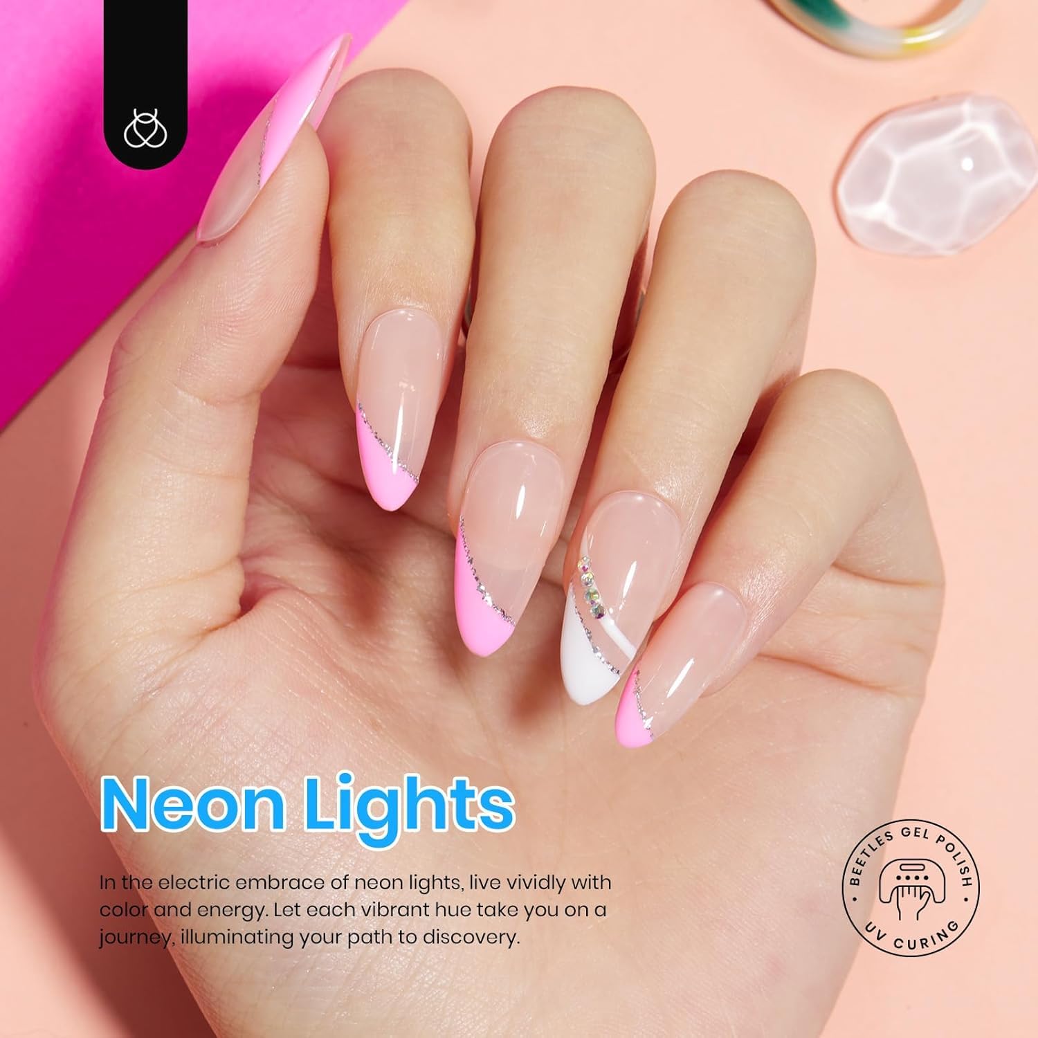 Beetles Gel Polish, tono azul neón, perfecto para looks veraniegos.