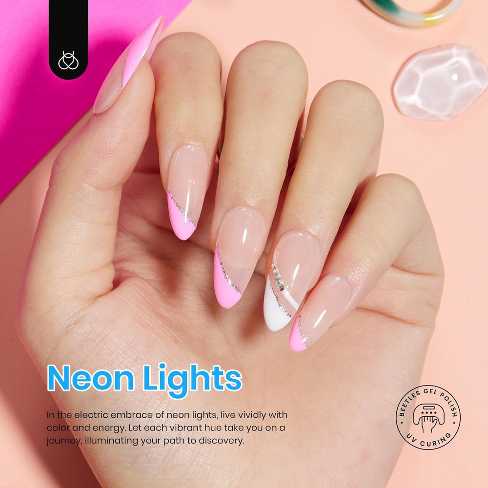 Beetles Gel Polish, tono azul neón, perfecto para looks veraniegos.