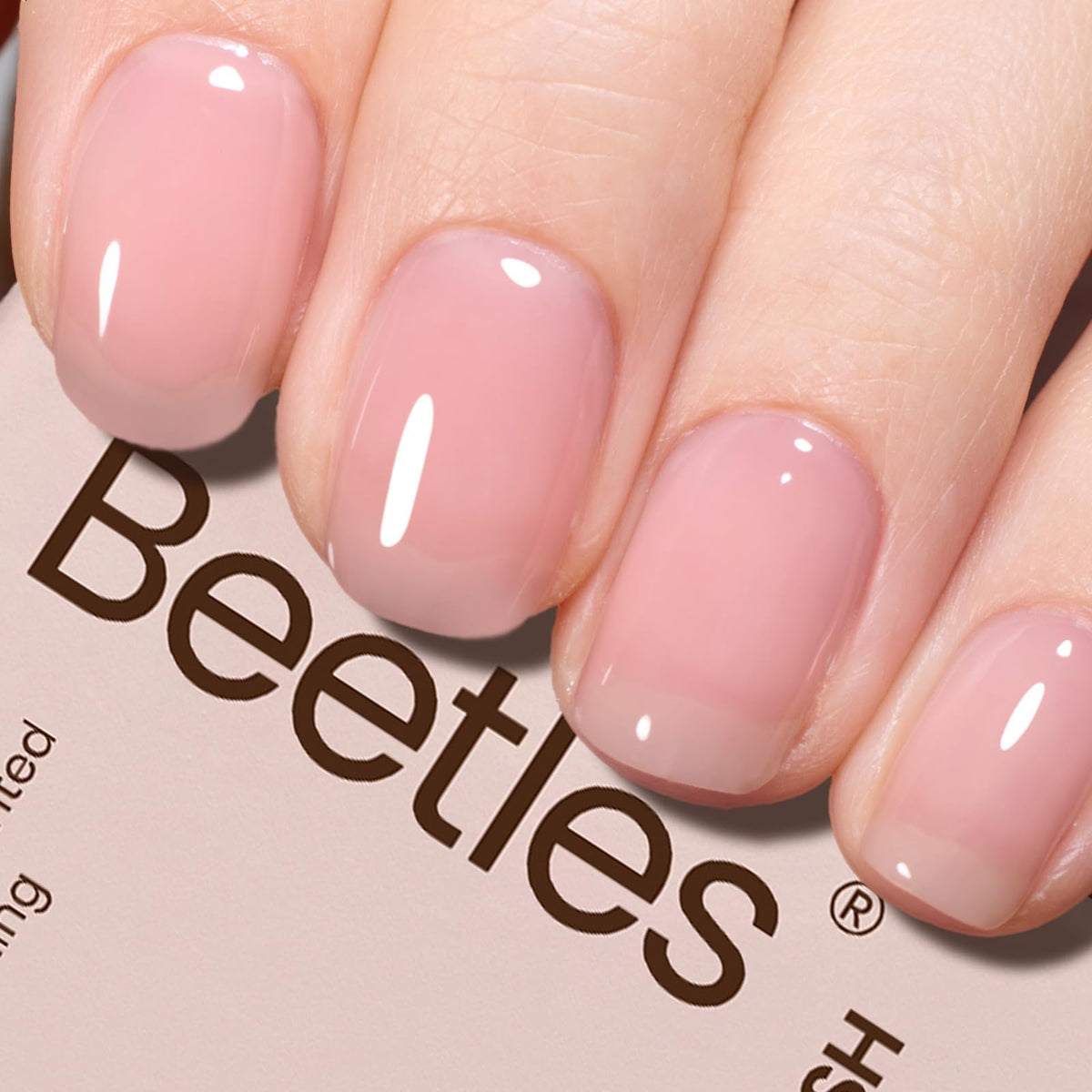 Beetles: esmalte gel nude rosa translúcido para un look natural en uñas.