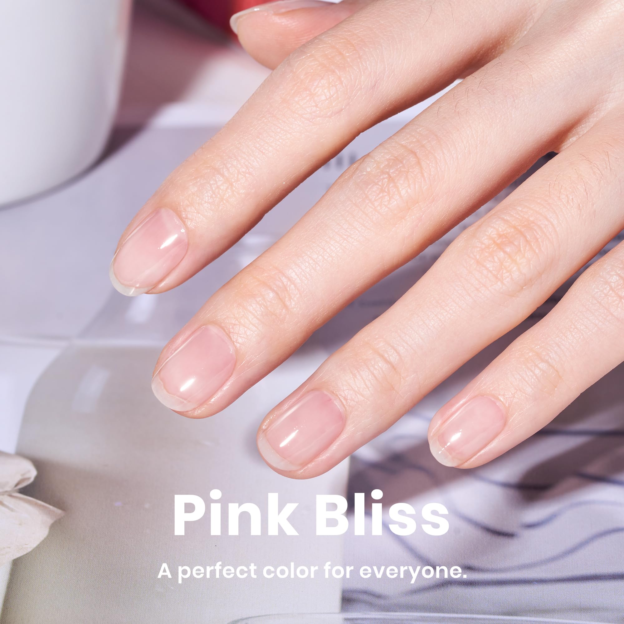 Beetles Nail Strengthener: brillo transparente mostrado en una muestra para un acabado brillante.