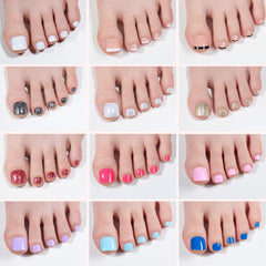 Beetles uñas postizas con French tip negro y blanco para un aspecto natural.