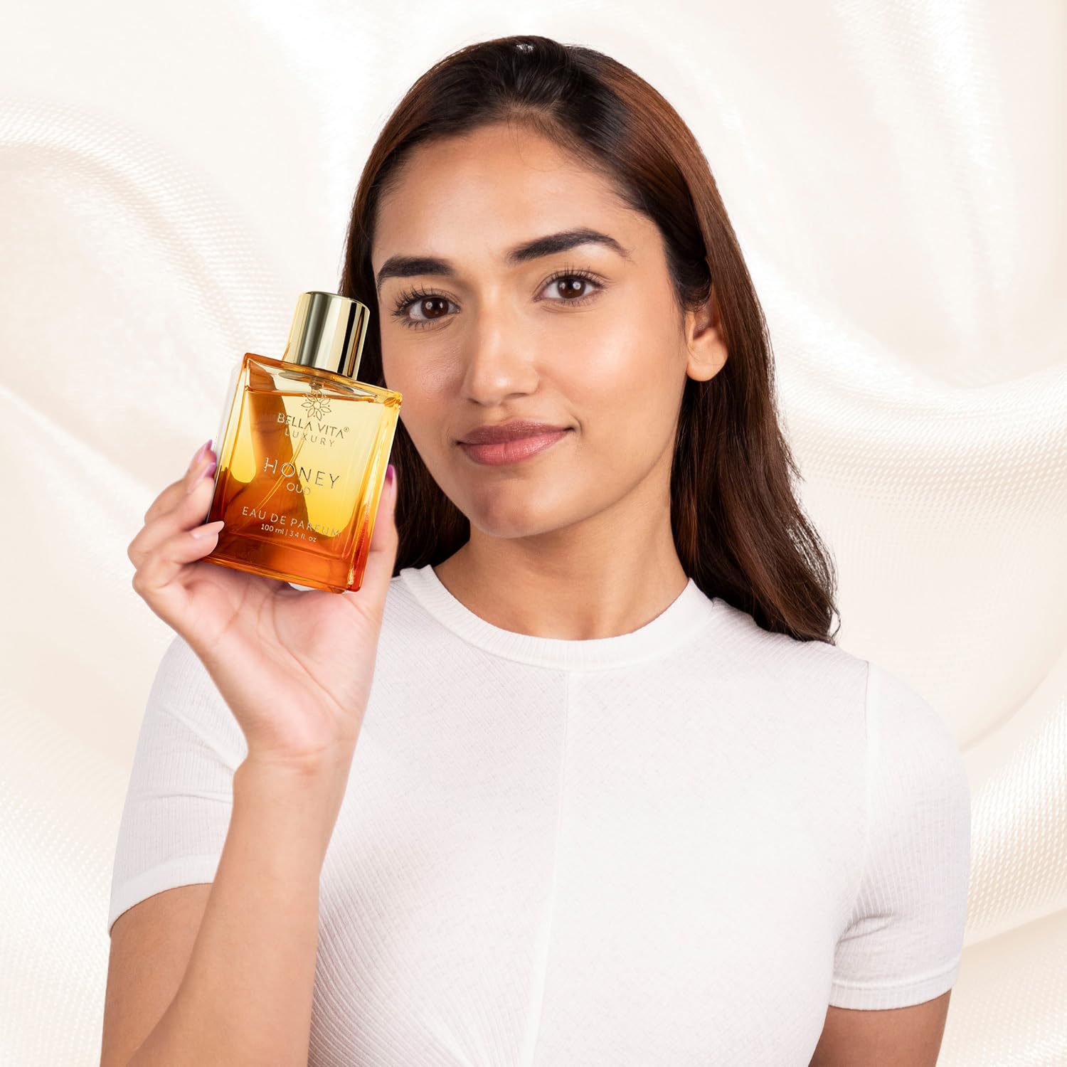 Close-up cap detail of Bella Vita Luxury Honey Oud EDP for premium presentation.