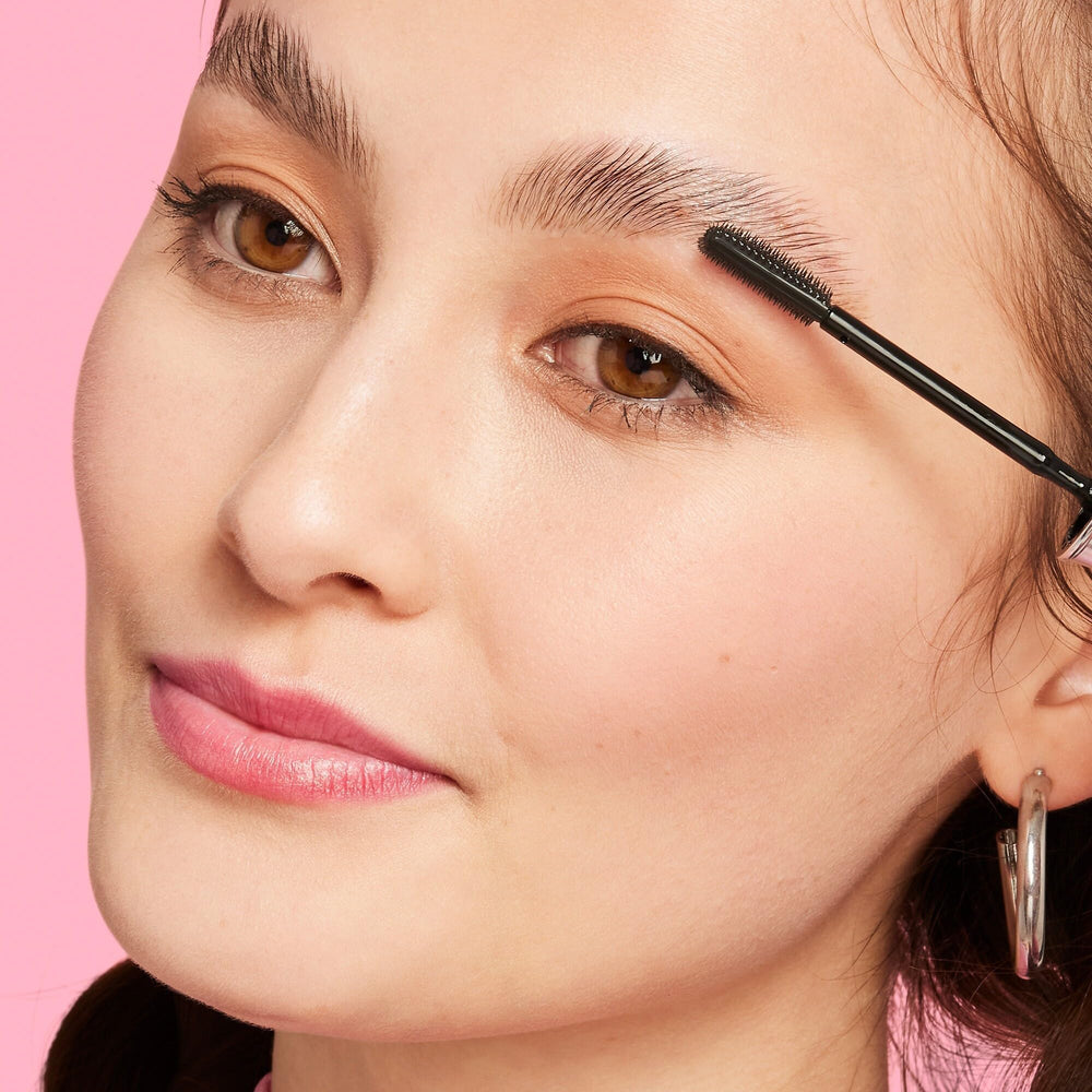 Benefit Cejas 24H transparente para acabado natural y control del peinado.