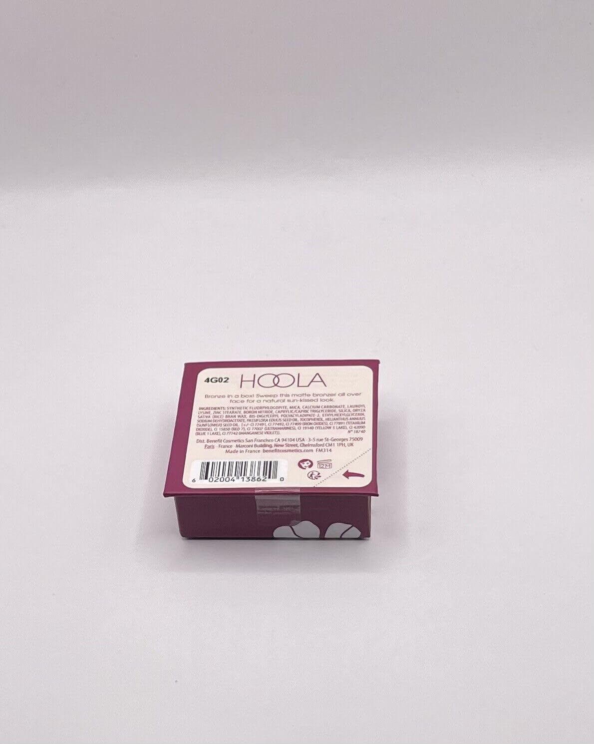 Benefit Hoola Mini tono natural que se mezcla con la piel.
