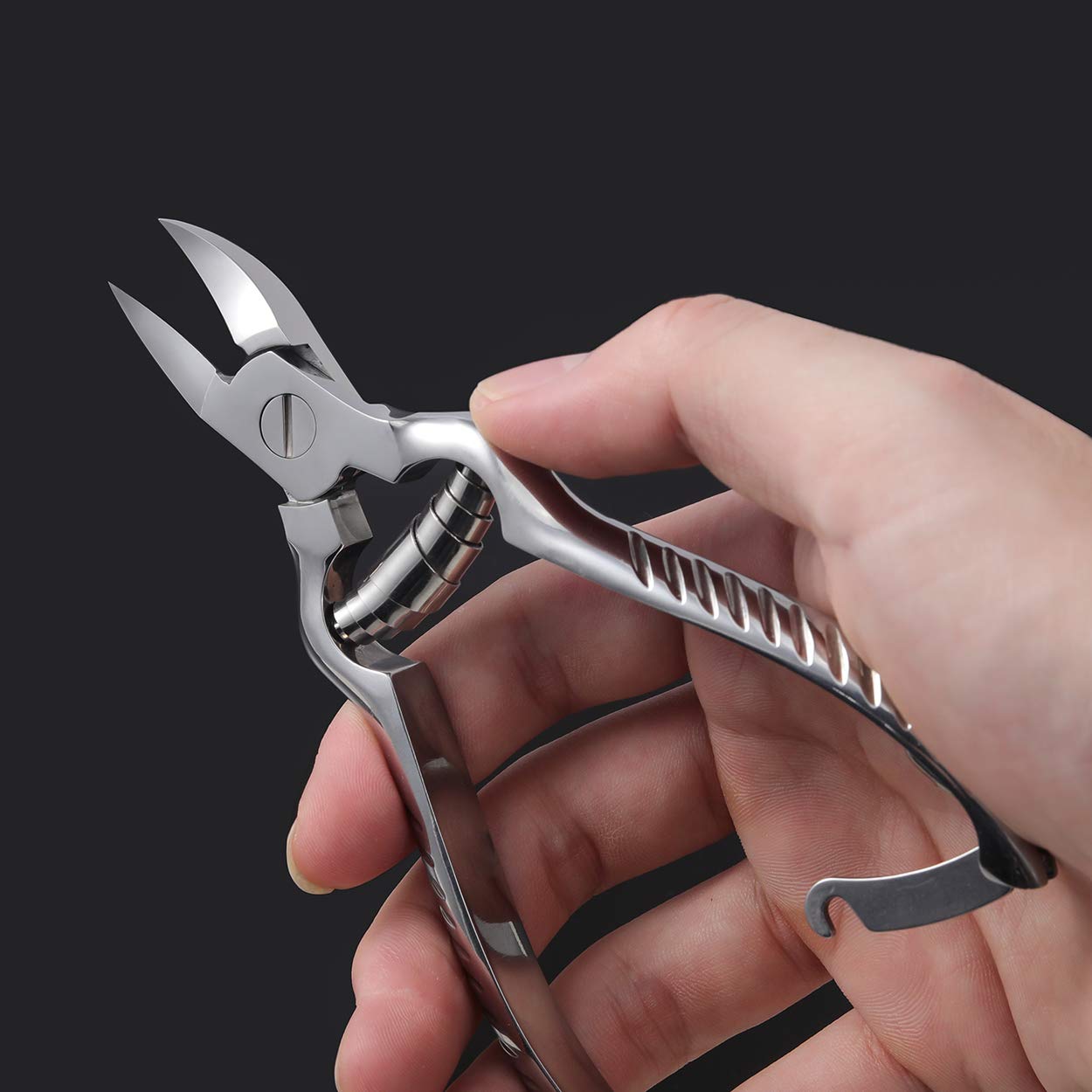 BEZOX precision blade enables straight, accurate nail cuts.