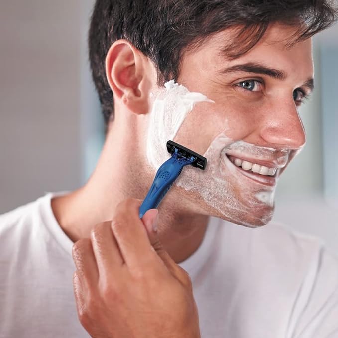 BIC Comfort 3 Advance lubricating strip with Aloe Vera and Vitamin E for comfort.